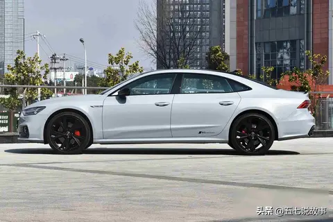 奥迪A7L改款上市，价格不变配置升级，销量能逆袭吗？